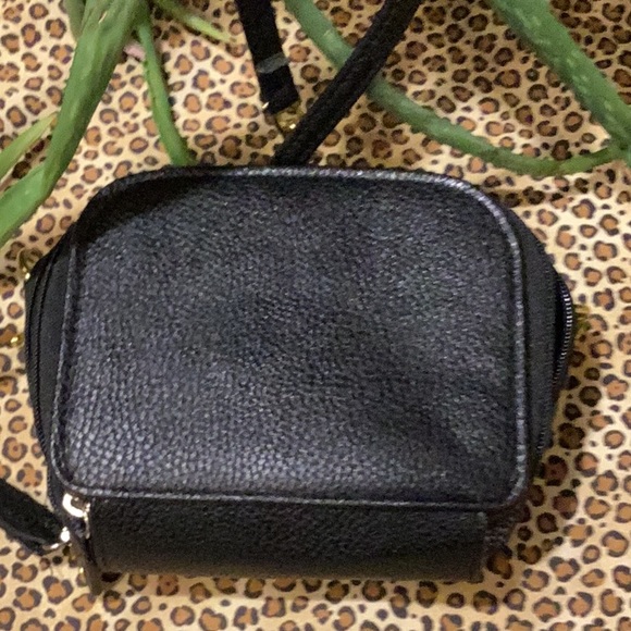 Adorable like new without tags Jessica Simpson crossbody travel bag. - Picture 6 of 9